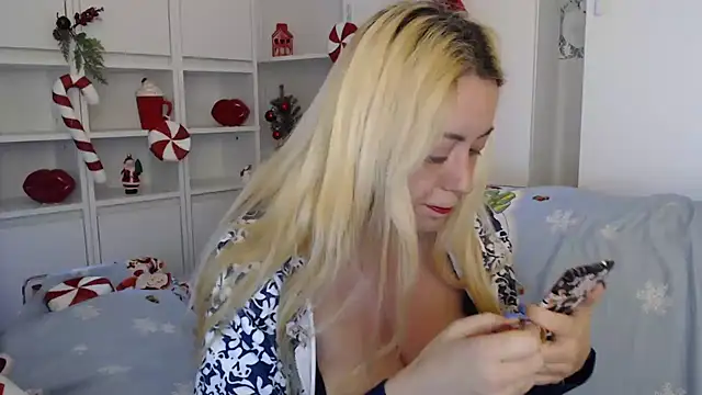 _karolynesyera_'s cam snapshot