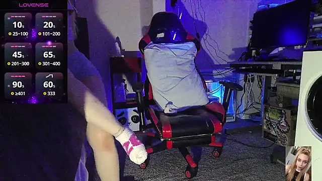 Blondiewithanass live sex cam