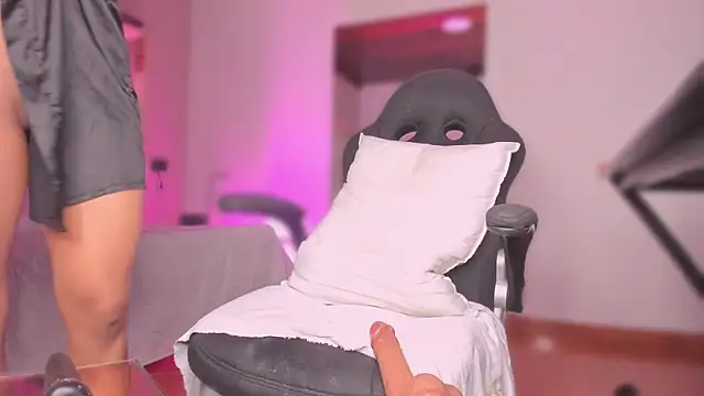 Emmily_Savage's cam snapshot