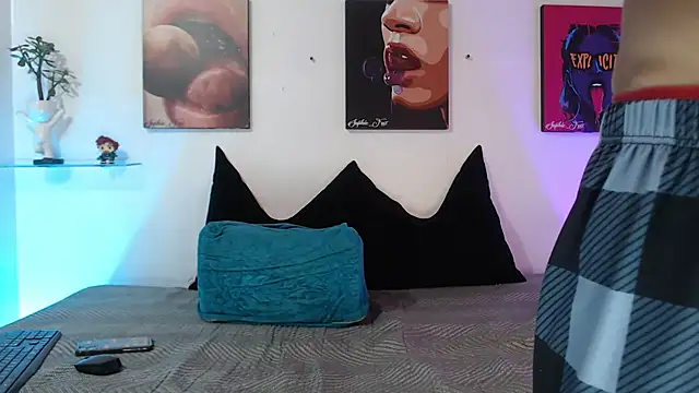 SophieFoxx17 live sex cam