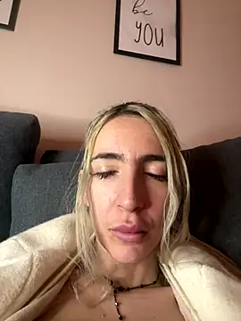 BarbieBlondieGirl's cam snapshot