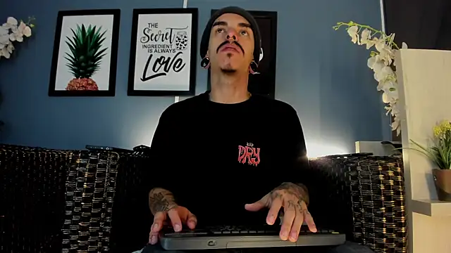 kaletattoo's cam snapshot