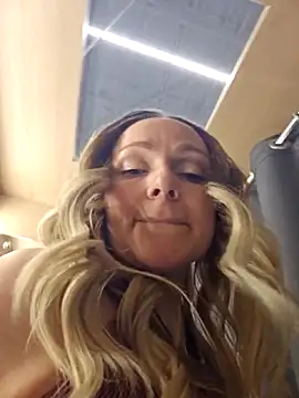 Bondgirl_013's cam snapshot