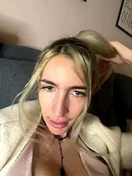 BarbieBlondieGirl's cam snapshot