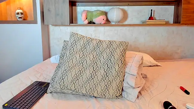 Emilly_Beaumont's cam snapshot