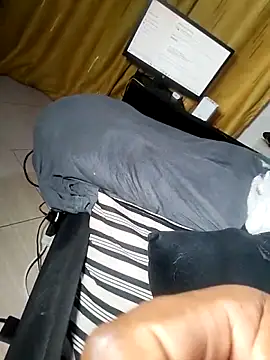 Hugemassivebootie live sex cam