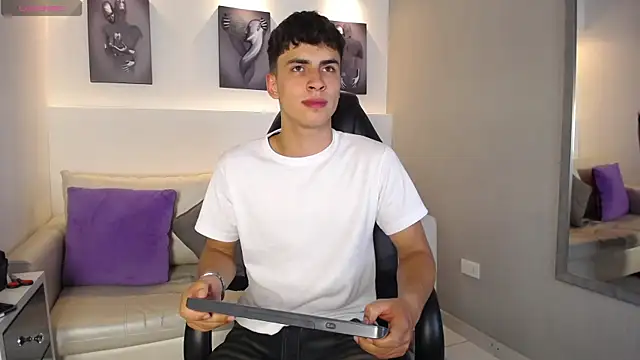 AdrianRinaldi live sex cam