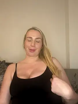 BootyQueenApril's cam snapshot