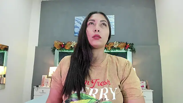 Lauralove_69's cam snapshot