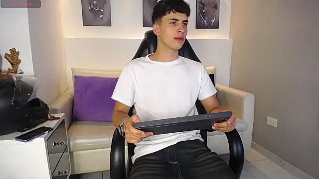 AdrianRinaldi live sex cam