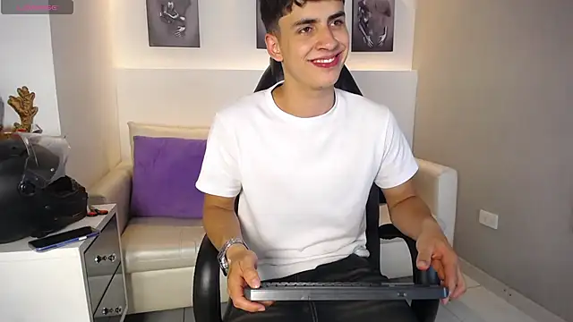 AdrianRinaldi live sex cam