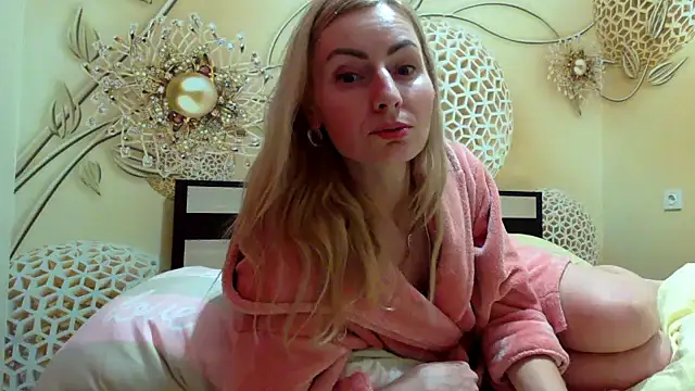 Yourrealgirl's cam snapshot