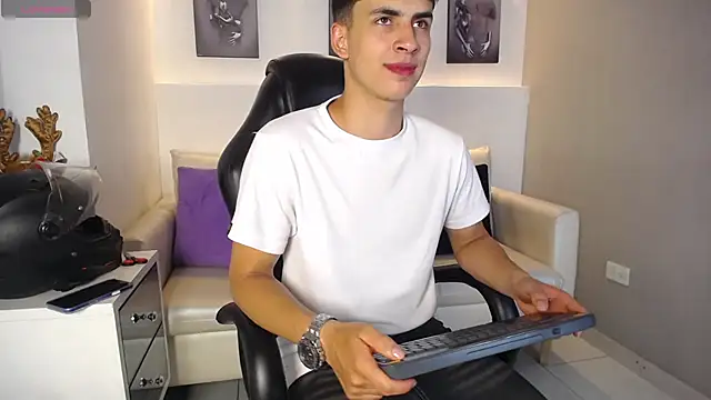 AdrianRinaldi live sex cam