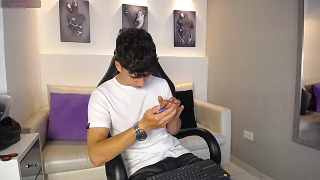 AdrianRinaldi live sex cam