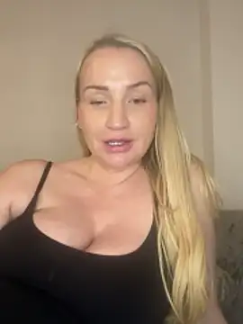 BootyQueenApril live sex cam