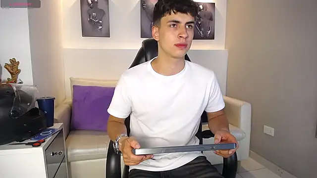 AdrianRinaldi live sex cam