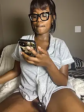 Moonzy77 live sex cam