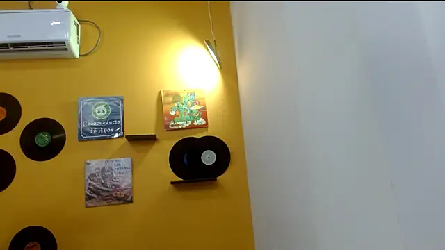 skinnyverus18's cam snapshot