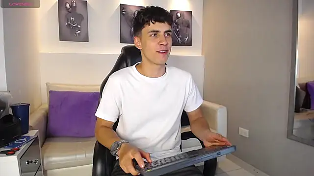 AdrianRinaldi's cam snapshot