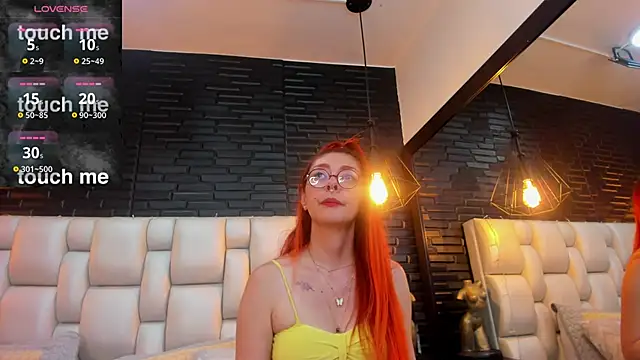 EmilyyRed live sex cam