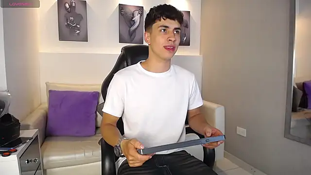 AdrianRinaldi live sex cam