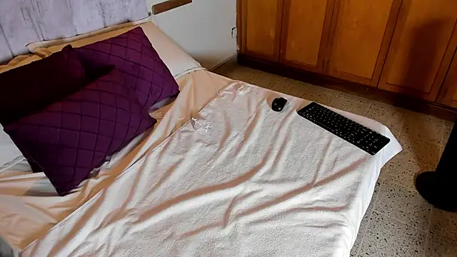 sky_caroline's cam snapshot