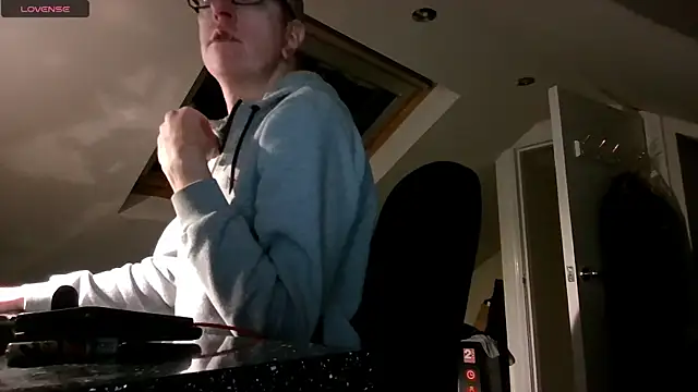 AdmiredThirty's cam snapshot