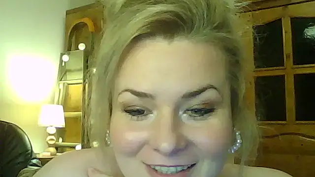 HollyxPretty's cam snapshot