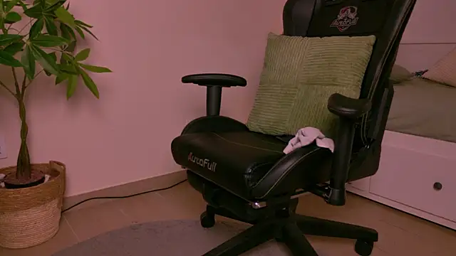 milfnameless's cam snapshot