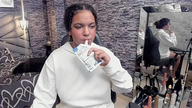 BellyBigBoobs's cam snapshot