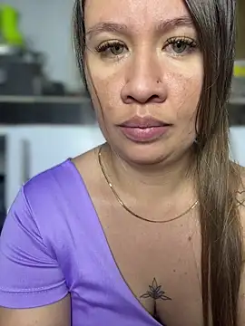 Emiily_lee live sex cam