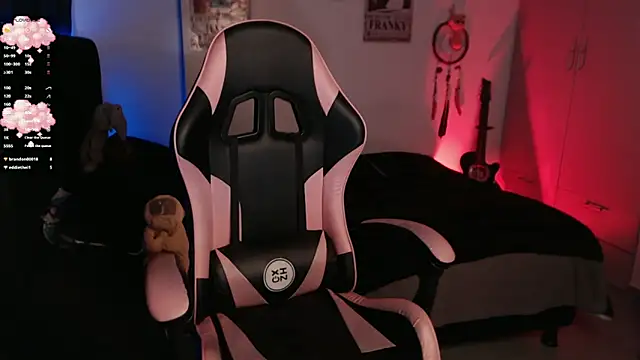 Theprojectsaraa's cam snapshot