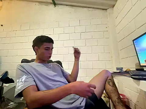 Max_TheHorseDick live sex cam