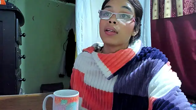 Queensoffie live sex cam