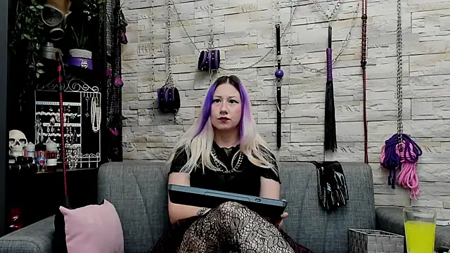 CruelMistress live sex cam