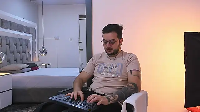 Ethan_Greys's cam snapshot