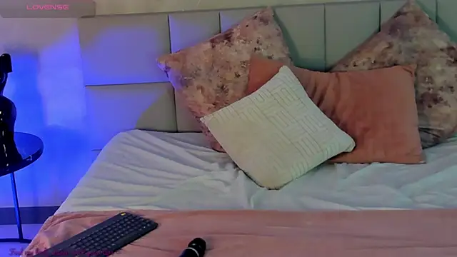 Emmi_Roberts's cam snapshot