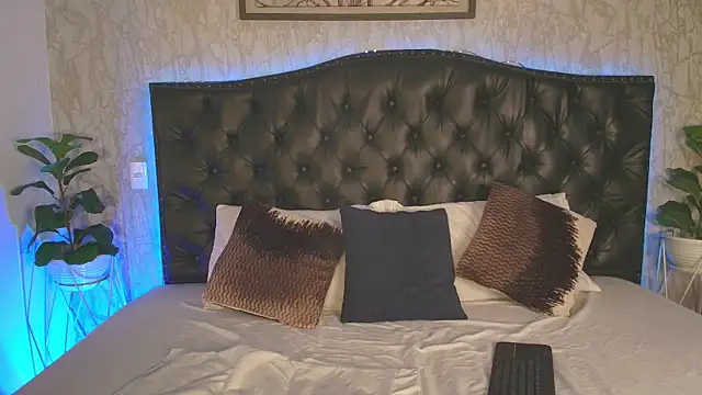 MaxxiCruzz live sex cam