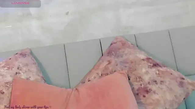 Emmi_Roberts's cam snapshot