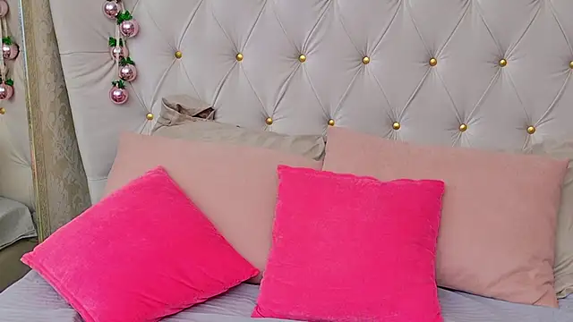 AliceOfWonders's cam snapshot