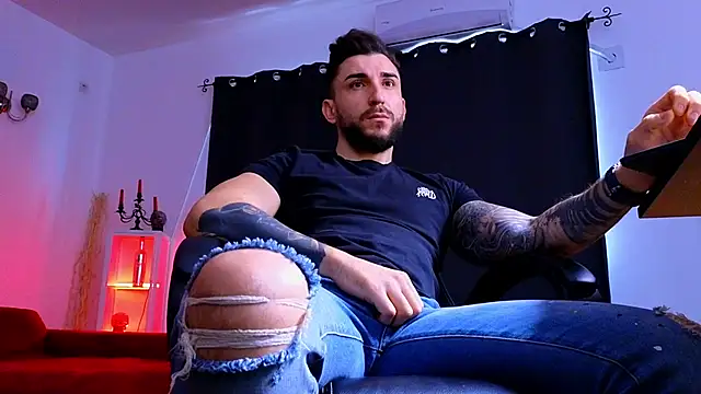 MightyAaron66 live sex cam