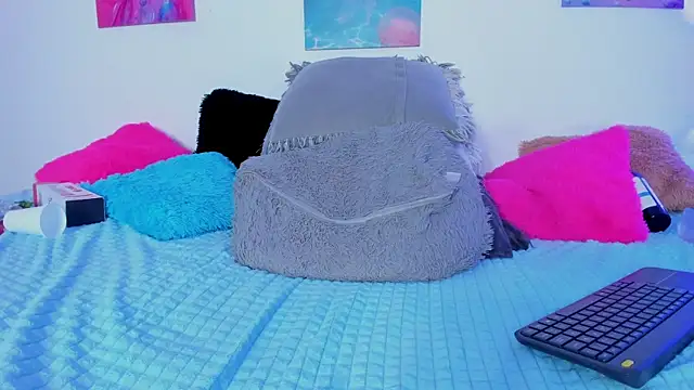 tyra_bankss_'s cam snapshot