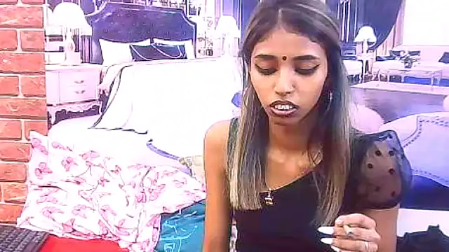 IndianSexySlender live sex cam
