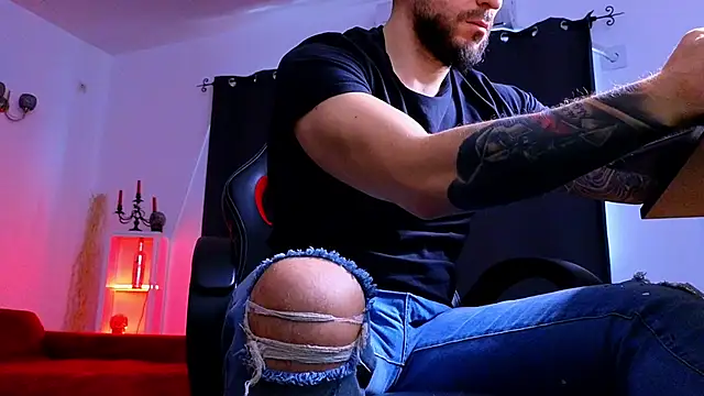 MightyAaron66 live sex cam