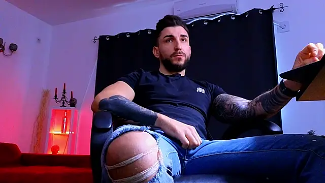 MightyAaron66 live sex cam