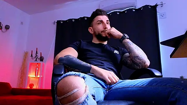 MightyAaron66 live sex cam