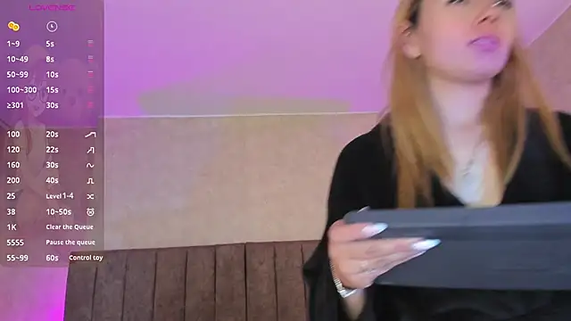 LanaMills_'s cam snapshot