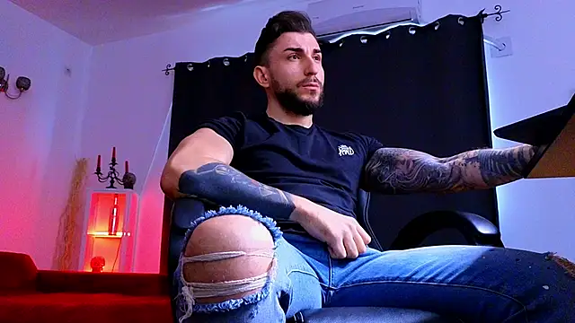 MightyAaron66 live sex cam