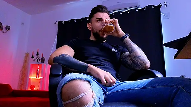 MightyAaron66 live sex cam