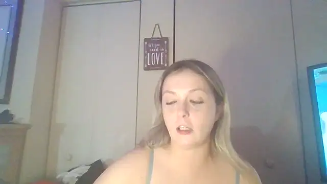 Candykissesxoxo live sex cam